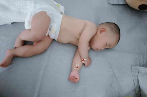 广饶两个月宝宝肚子胀气